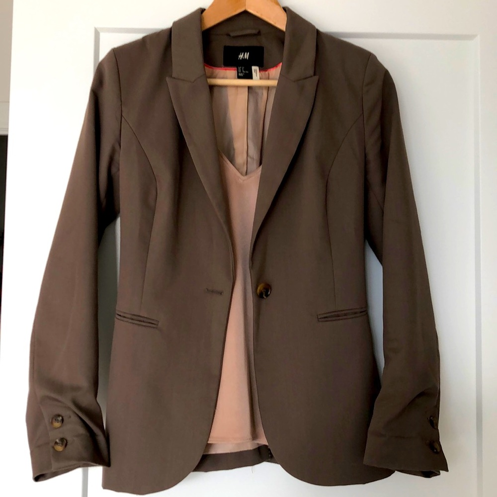 🌺 3/$30🌺 Closet staple - H&M blazer - beige